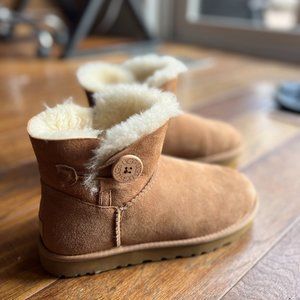 UGG Mini Bailey Button II